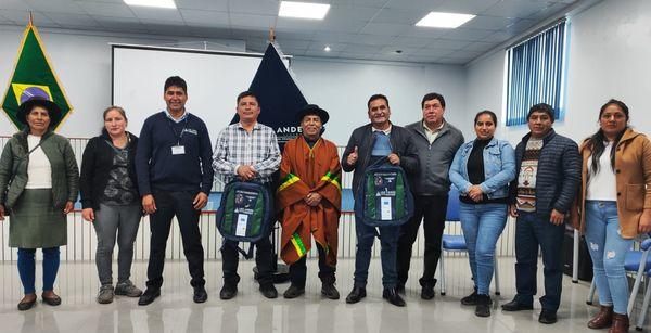 Los Alcaldes del distrito de Huancarama, Roberto Pérez Arias y del distrito de Pacobamba, Efrén Huarancca Urquizo, brindaron reconocimiento a la Cooperativa de Ahorro y Crédito Los Andes.