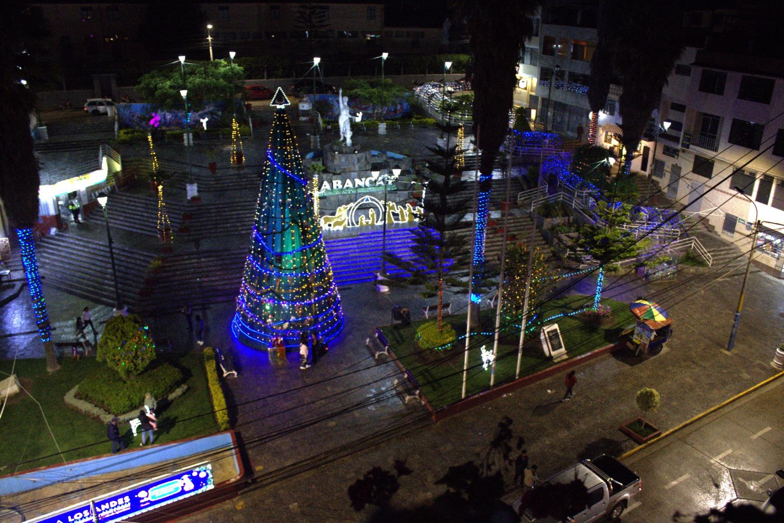ENCENDIDO DE LUCES NAVIDEÑAS  EN LA PLAZA MICAELA BASTIDAS DE ABANCAY.