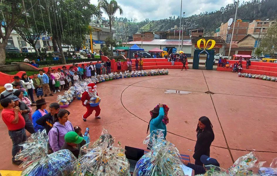 Oficina Andahuaylas de la Cooperativa de Ahorro y Crédito Los Andes llevó a cabo la entrega de canastas navideñas
