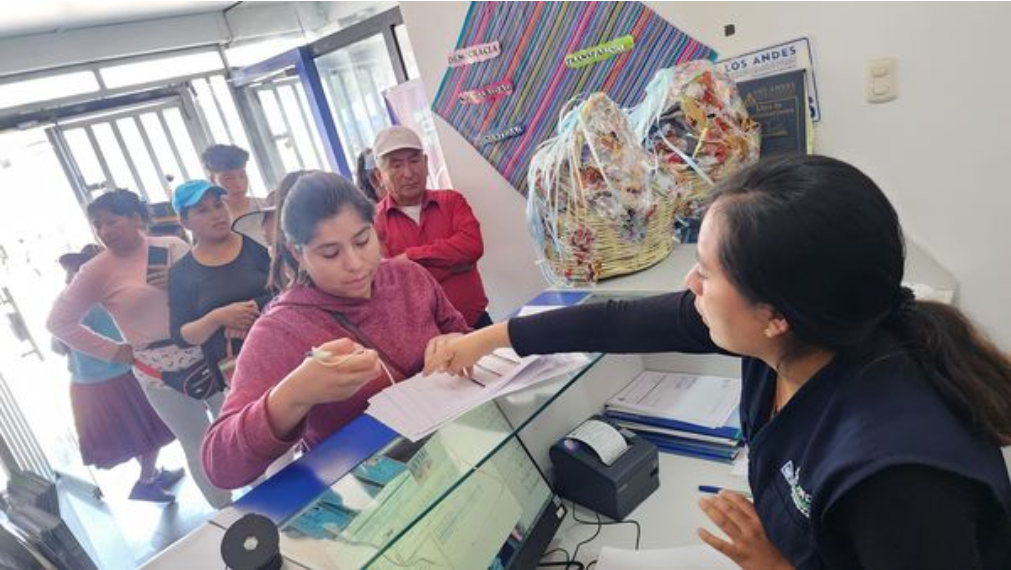 La Cooperativa de Ahorro y Crédito Los Andes, realizó la entrega masiva de Canastas y Panetones a socios en el distrito de Tintay.