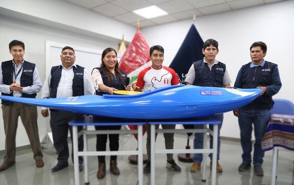 Cooperativa Los Andes hace entrega de Kayak profesional al socio atleta de alto rendimiento Eriberto Gutiérrez.