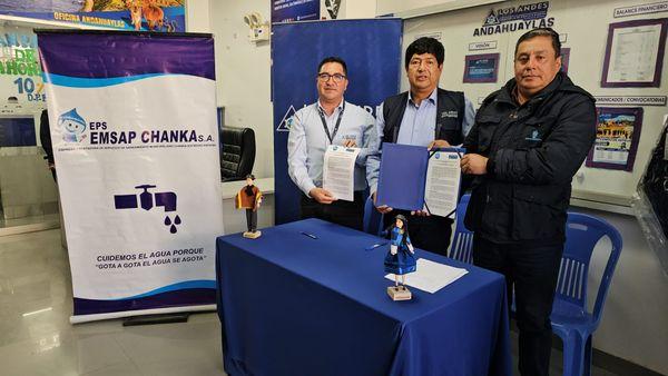 Cooperativa Los Andes firma convenio con EMSAP CHANKA S.A., que facilita el pago del servicio de agua en Andahuaylas.